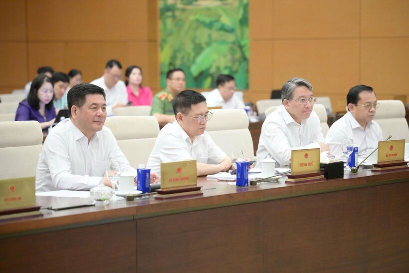 Bộ trưởng Bộ Công Thương Nguyễn Hồng Diên (ngoài cùng bên trái) cùng các thành viên Chính phủ tham dự phiên họp. Ảnh: QH