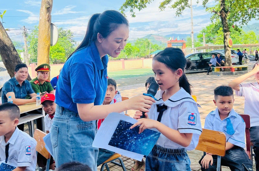 Các thành viên câu lạc bộ tham gia tuyên truyền phòng chống đuối nước cho học sinh bằng dân ca ví, giặm.