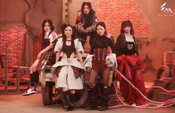 Sân khấu “Em xinh say hi” được đầu tư mãn nhãn. Ảnh: Nhà sản xuất.