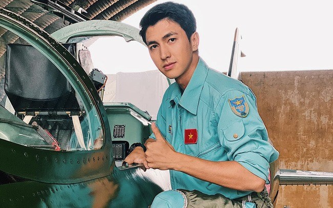 Diễn viên Bình An bị chấn thương, phải dùng nạng di chuyển