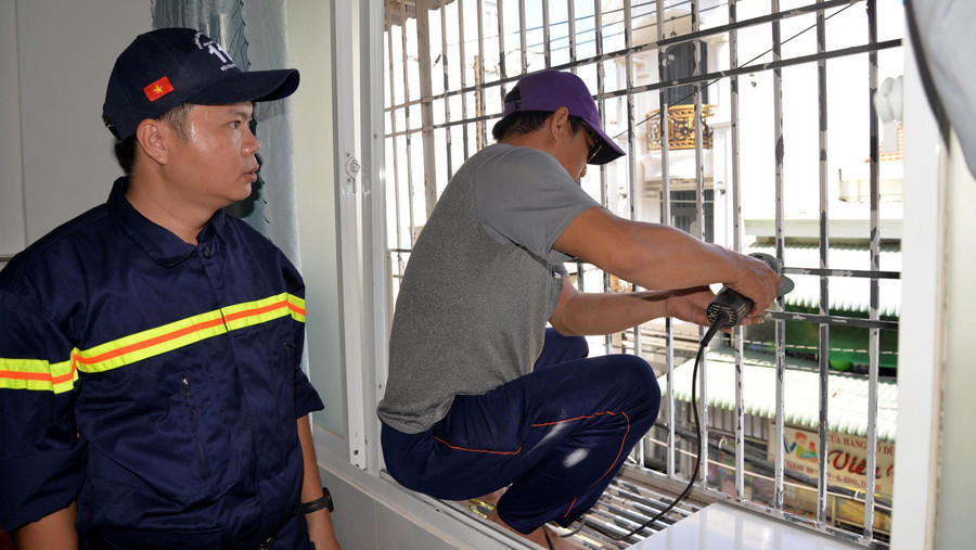 Người dân chung cư Thanh Đa (Bình Quới, TPHCM) được lực lượng chức năng vận động tháo 'chuồng cọp'.