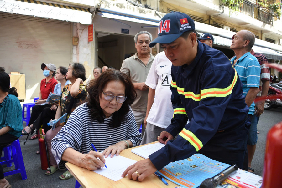 tphcm-sau-vu-chay-chung-cu-doc-lap-thao-chuong-cop-mo-duong-song-2.jpg