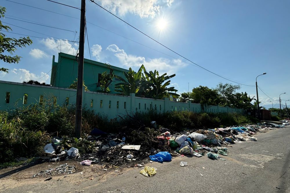 Rác thải chất thành đống, kèo dài cả 1 đoạn đường. Ảnh: Trần Thi