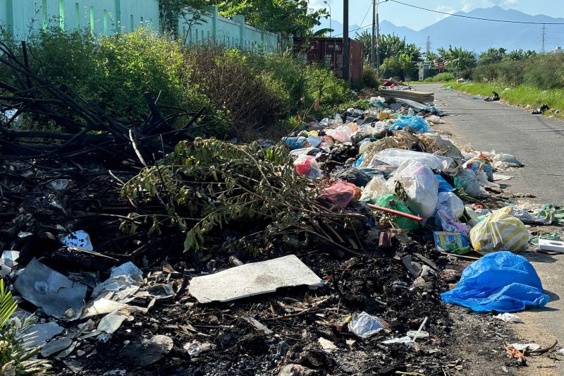 Tại đường Tân Trào (phường Thanh Khê), rác thải kéo dài 1 đoạn đường, bốc mùi hôi nồng nặc, đặc biệt vào những ngày nắng nóng. Ảnh: Trần Thi