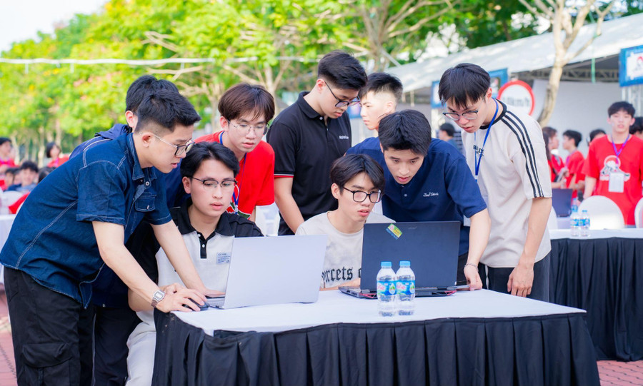 Những giây phút đấu đối kháng căng thẳng bằng các dòng code.