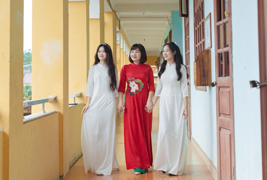 Cô Đàm Thị Hạnh cùng học trò. (Ảnh: NVCC)