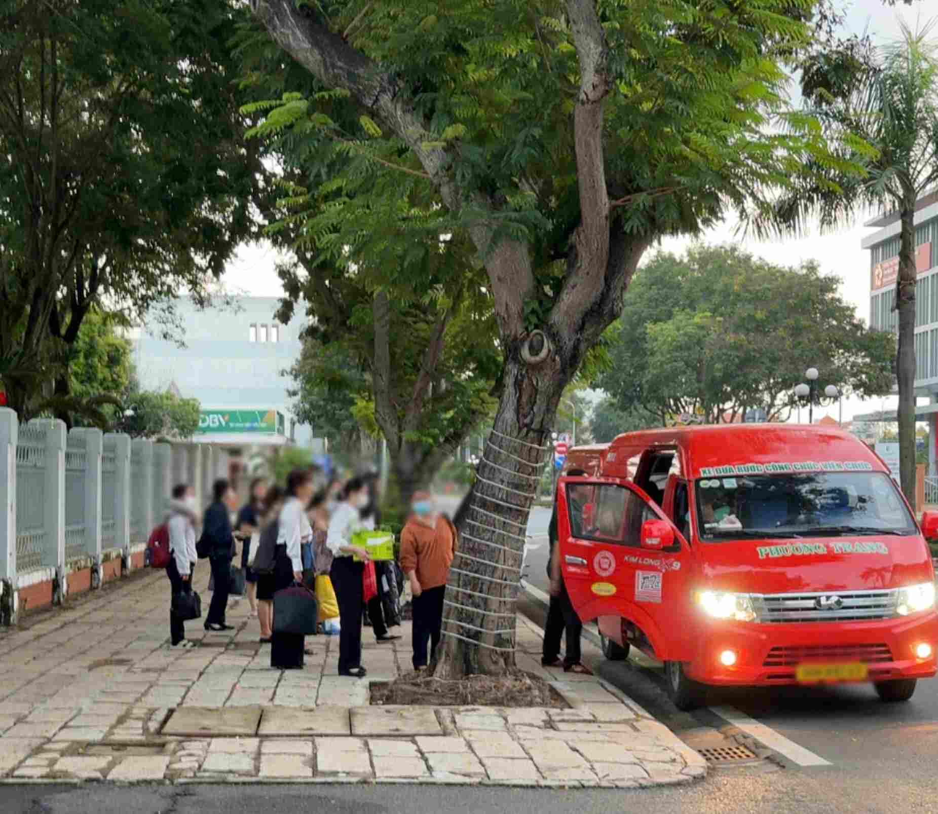 Đến nay, các phương tiện đã vận chuyển bình quân khoảng hơn 300 cán bộ, công chức, viên chức đi lại mỗi ngày. Ảnh: Đông Hoàng