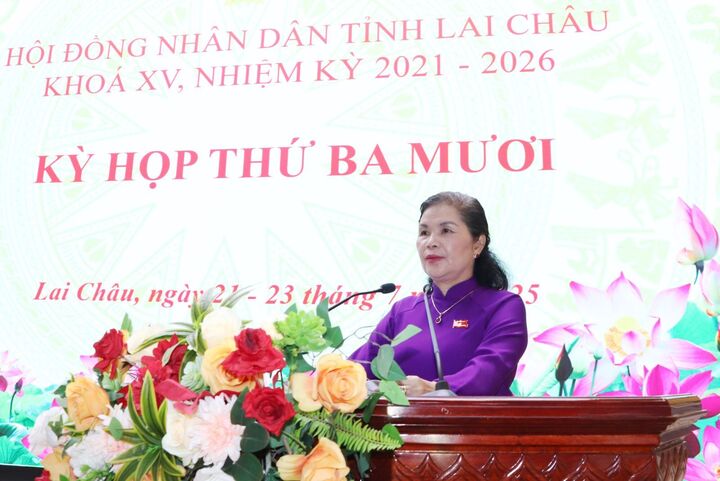 Bà Giàng Páo Mỷ - Ủy viên Ban Chấp hành Trung ương Đảng, Bí thư Tỉnh ủy, Chủ tịch HĐND tỉnh, Trưởng đoàn Đại biểu Quốc hội tỉnh Lai Châu phát biểu khai mạc kỳ họp. Ảnh: PL