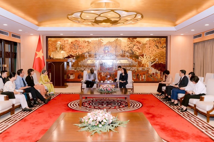 Phó Chủ tịch UBND TP. Hà Nội Vũ Thu Hà tiếp đoàn công tác liên ngành Trung tâm di sản thế giới UNESCO và Hội đồng di tích và di chỉ quốc tế (ICOMOS). Ảnh: Linh Phạm