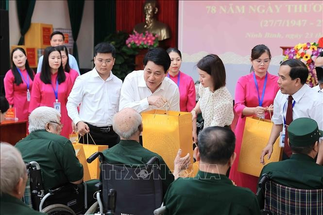 Chủ tịch nước Lương Cường tặng quà cho các thương binh tại Trung tâm Điều dưỡng Thương binh Duy Tiên. (Ảnh: An Đăng/ TTXVN) Chủ tịch nước Lương Cường tặng quà cho các thương binh tại Trung tâm Điều dưỡng Thương binh Duy Tiên. (Ảnh: An Đăng/ TTXVN)