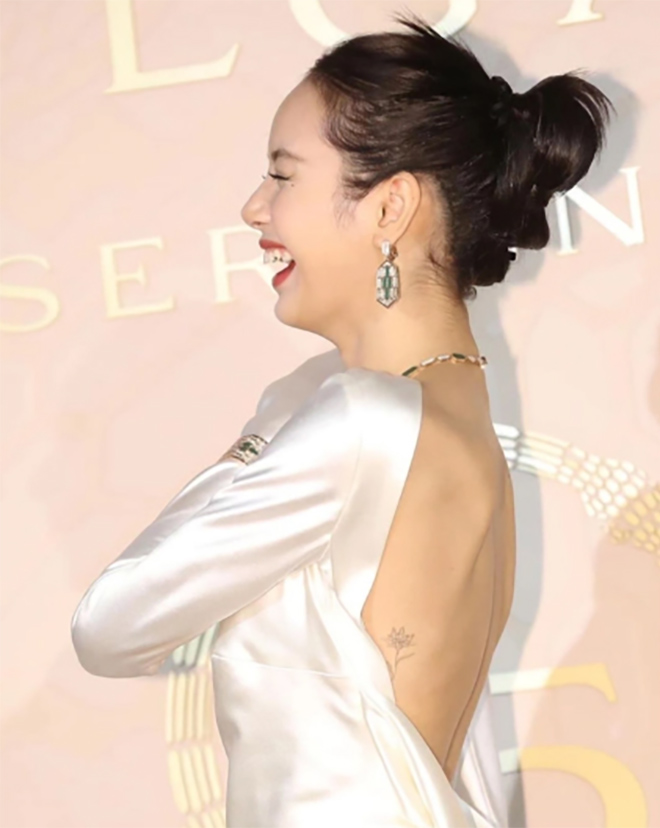 Lisa để lộ hình xăm hoa tuyết nhung trong một sự kiện. Ảnh: Cắt từ clip