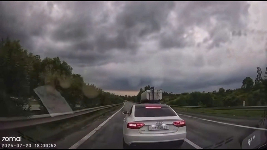 Chiếc xe mang biển số 30M 000.26 có hành vi chèn ép các xe khác trên tuyến cao tốc Hà Nội - Lào Cai. z6835599694392-8d580ae43e1b99d2478190bc93792e24.jpg