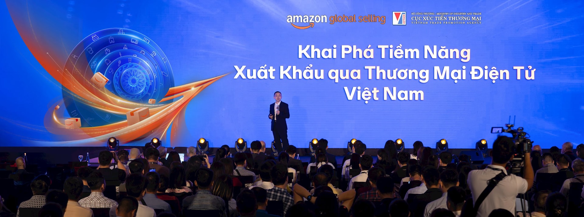 3.-ong-larry-hu-tong-giam-doc-amazon-global-selling-dong-nam-a-khang-dinh-amazon-global-selling-tiep-tuc-ho-tro-doanh-nghiep-viet-nam-doi-moi-san-pham-chuyen-doi-so-hoat-dong-va-vuon-ra-toan-cau..jpg