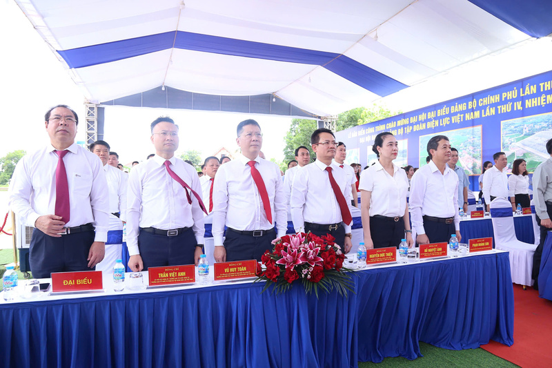 Các đại biểu tham dự Lễ gắn biển hai công trình điện trọng điểm gồm: “Trạm biến áp(TBA) 220kV Phú Bình 2 và đường dây 220kV Phú Bình 2 rẽ Thái Nguyên - Bắc Giang” và “04 xuất tuyến 110kV sau TBA 220kV Phú Bình 2” tại xã Điềm Thuỵ, tỉnh Thái Nguyên