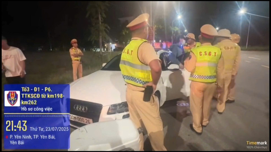 Lực lượng chức năng hoàn tất hồ sơ vi phạm để chuyển cơ quan xử lý theo quy định. z6835599825840-145bb2c50bca6b6af1113984e9e74ec5.jpg