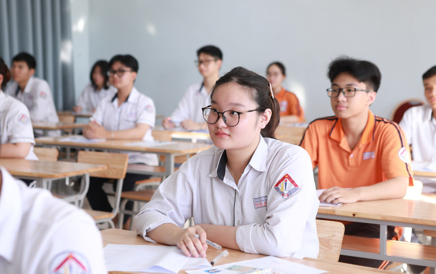 Học sinh Trường THPT A Trần Hưng Đạo, tỉnh Ninh Bình, được học trong những phòng học khang trang. Ảnh: Đình Tuệ