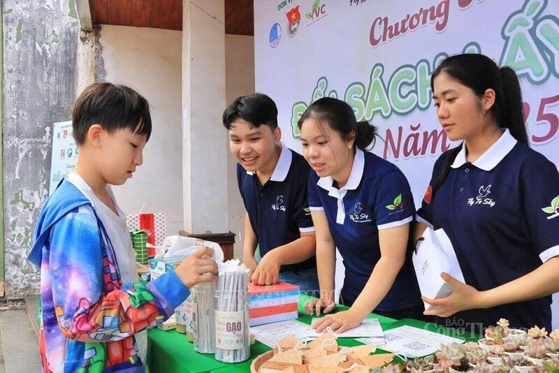 Các em nhỏ mang sách tới đổi lấy các vật dụng tái chế