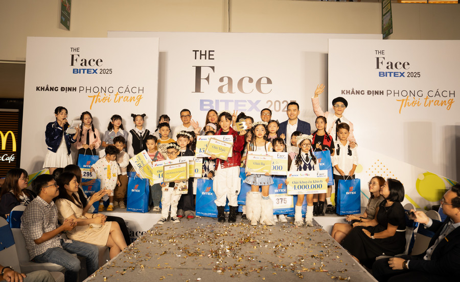 Ban tổ chức trao giải cho các em nhỏ tại đêm chung kết.