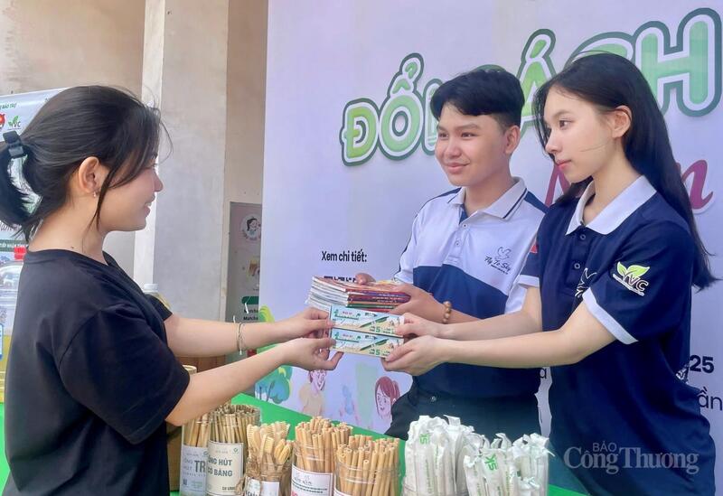 Những quyển sách cũ được mang đến và đổi lại những cây xanh, vật dụng tái chế