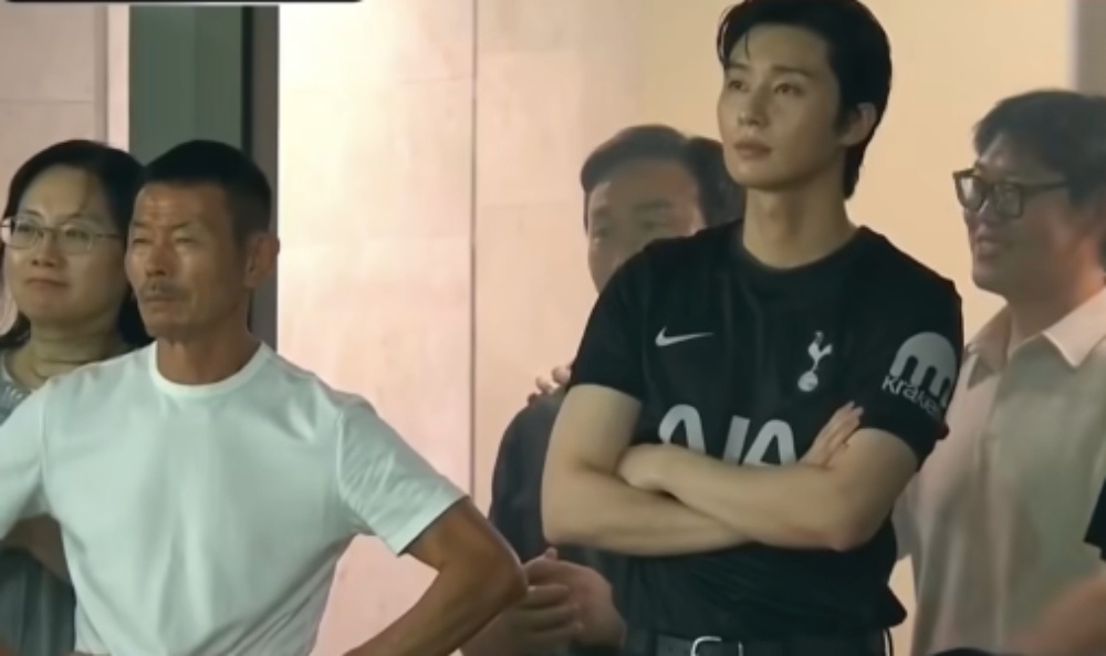 Park Seo Joon xuất hiện trên khán đài trong ngày Son Heung Min chia tay Tottenham, bên cạnh là bố của nam tiền đạo. Ảnh cắt từ video