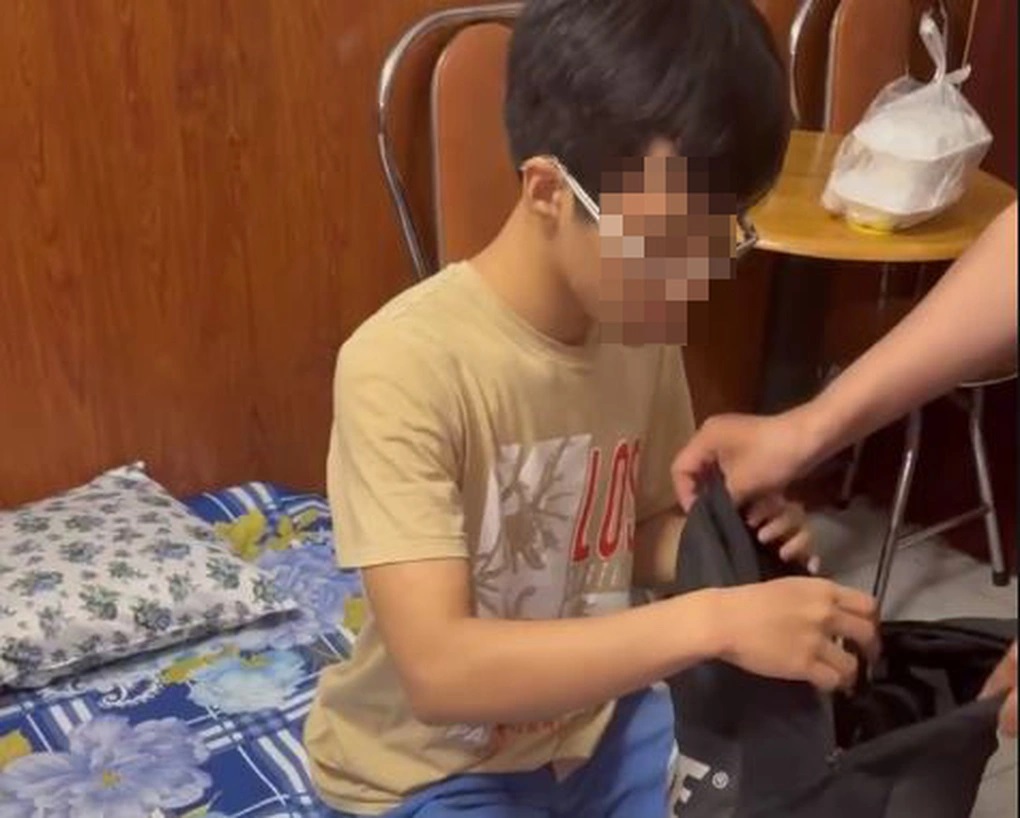 Một nam sinh được Công an TPHCM giải cứu sau khi bị “bắt cóc online” Ảnh: Công an TPHCM