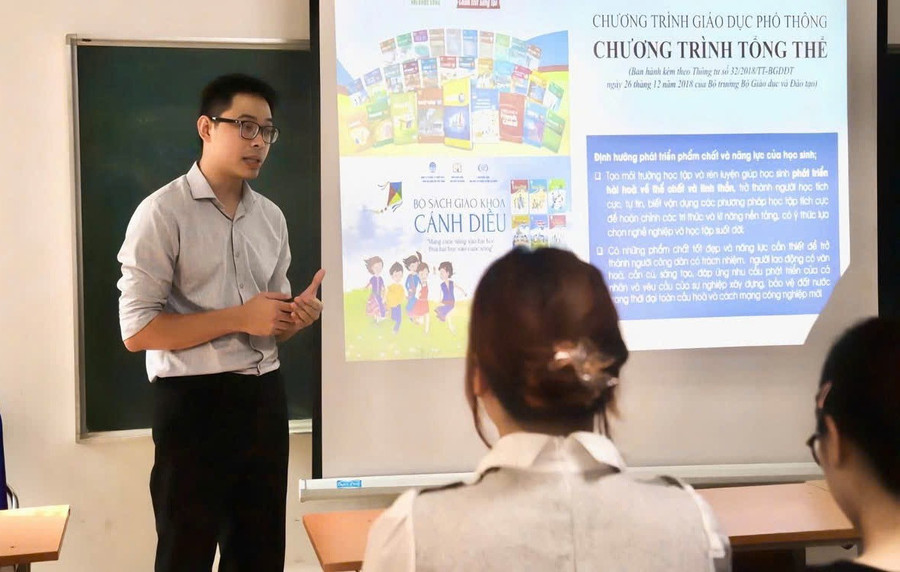 Ông Phạm Đức Tâm trong một buổi tập huấn về Chương trình, sách giáo khoa giáo dục phổ thông mới. toanhoc.jpg