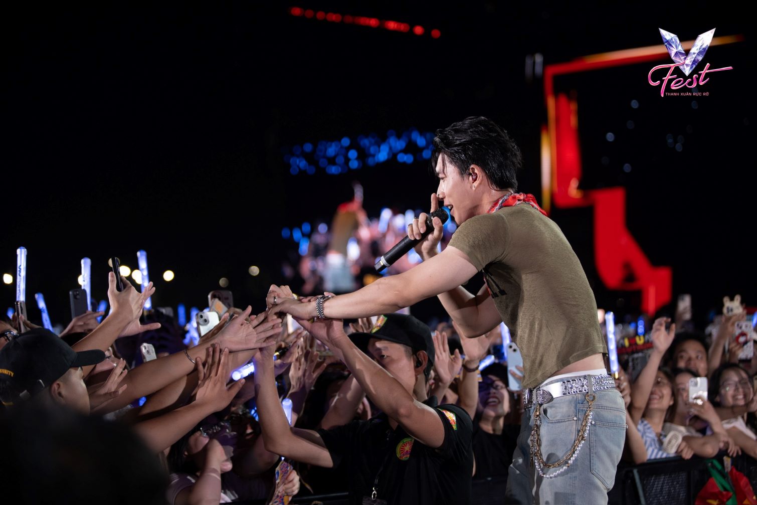 HIEUTHUHAI tương tác, giao lưu với người hâm mộ. Ảnh: Ban tổ chức cung cấp