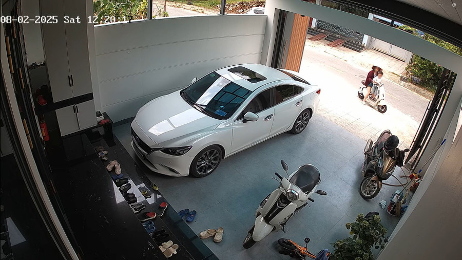 Cháu V.K.N. được một người phụ nữ tốt bụng đưa về nhà sau khi thấy cháu đi lạc ngoài đường.