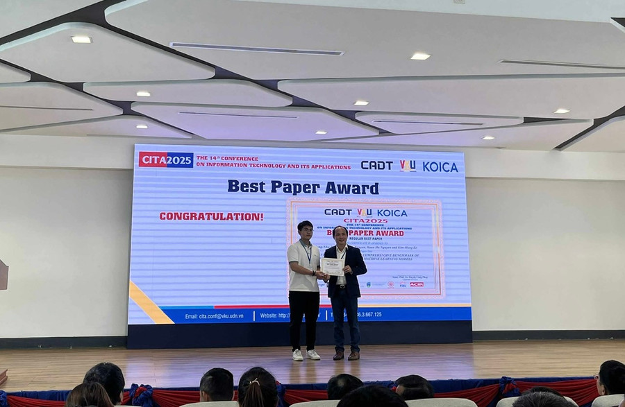 Hoàng Trung vinh dự nhận giải Best Paper Award tại Hội nghị quốc tế CITA 2025 - thành quả cho nỗ lực nghiên cứu nghiêm túc và khả năng ứng dụng kiến thức vào thực tiễn. Ảnh: NVCC. 852e976277a6fef8a7b7.jpg