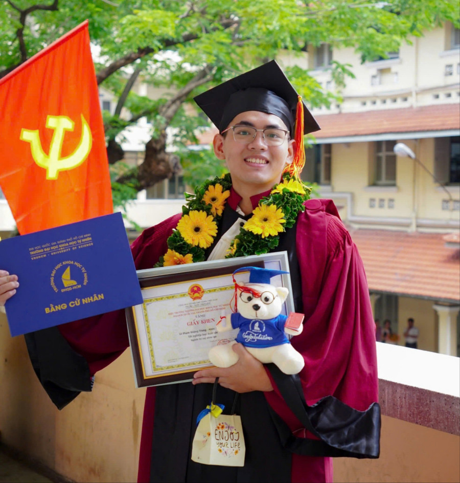 Lê Phạm Hoàng Trung tốt nghiệp loại xuất sắc với GPA 9.08. Ảnh: NVCC. 6f4c6d6b8baf02f15bbe-7776.jpg