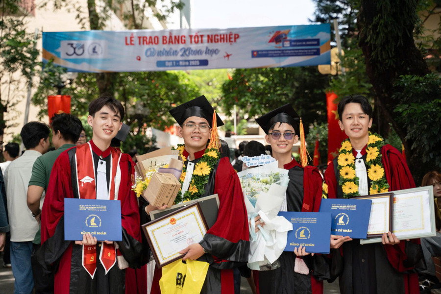 Lê Phạm Hoàng Trung (thứ 2 từ trái qua) cùng nhóm bạn ngành Trí tuệ nhân tạo tại Lễ tốt nghiệp năm 2025. Ảnh: HCMUS. Lê Phạm Hoàng Trung (thứ 2 từ trái qua) cùng nhóm bạn ngành Trí tuệ nhân tạo tại Lễ tốt nghiệp năm 2025. Ảnh: HCMUS.