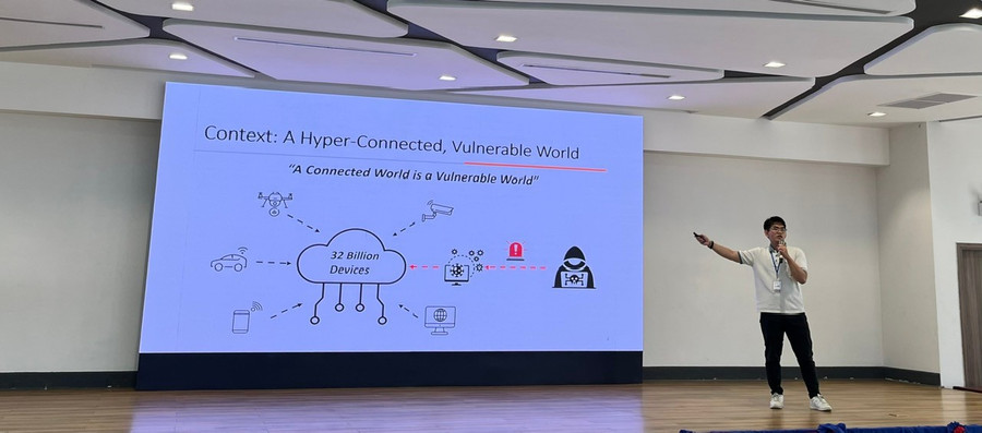 Hoàng Trung thuyết trình tại Hội nghị quốc tế CITA 2025. Ảnh: NVCC. 8a054be1ad25247b7d34-1.jpg