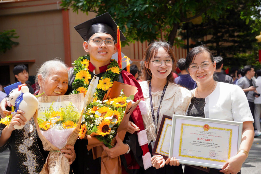 Lê Phạm Hoàng Trung cùng người thân tại Lễ tốt nghiệp năm 2025. Ảnh: HCMUS.
