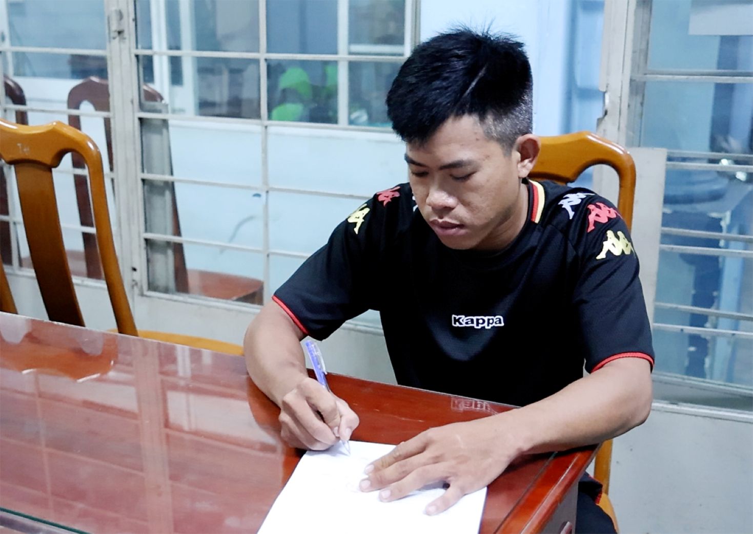Đối tượng Lê Trần Trung Tín khai nhận tại cơ quan Công an. Ảnh: Vũ Tiến