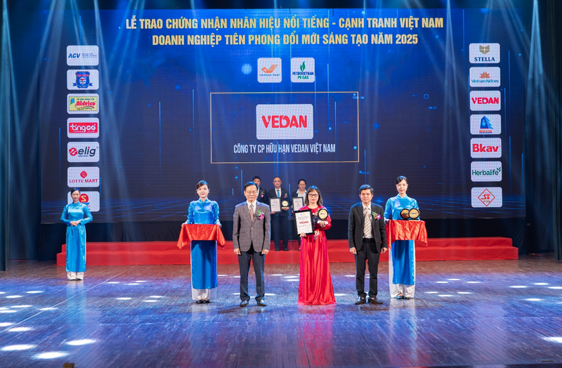 Bà Hà Thị Hòa Bình - Phó Giám đốc - Đại diện Vedan Việt Nam nhận chứng nhận "Nhãn hiệu nổi tiếng Việt Nam" tại lễ vinh danh năm 2025