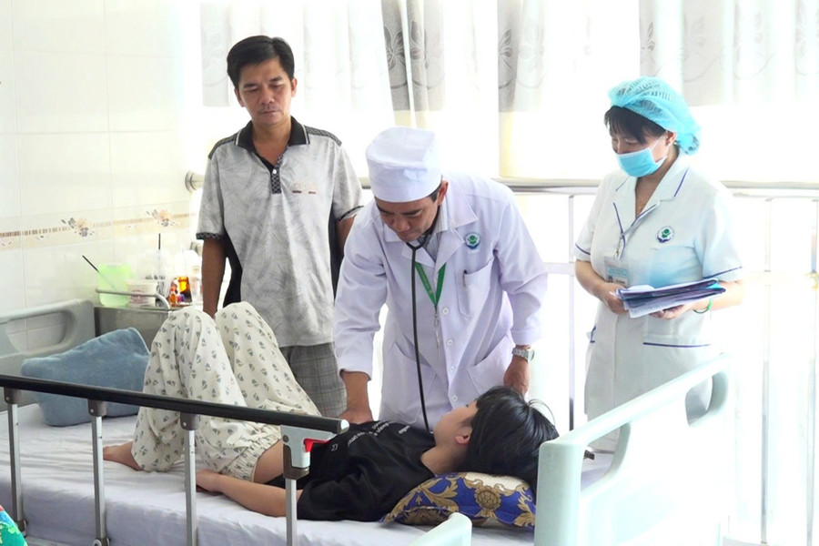 Bác sĩ tại Bệnh viện Nhi đồng TP Cần Thơ thăm khám cho bệnh nhi mắc sốt xuất huyết. Ảnh: Yến Phương.