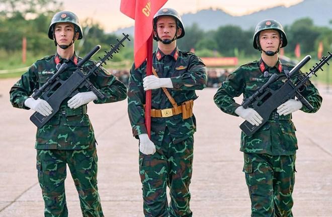 Hòa Minzy bị nhắc nhở, Thượng úy Lê Hoàng Hiệp tạo sức hút cho Sao nhập ngũ