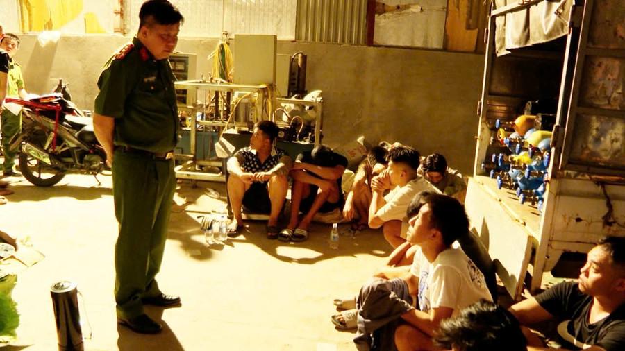 Đại tá Bùi Trung Thành - Phó Giám đốc, Thủ trưởng Cơ quan CSĐT Công an TP Hải Phòng trực tiếp có mặt tại hiện trường chỉ đạo công tác điều tra ổ nhóm buôn bán trái phép
