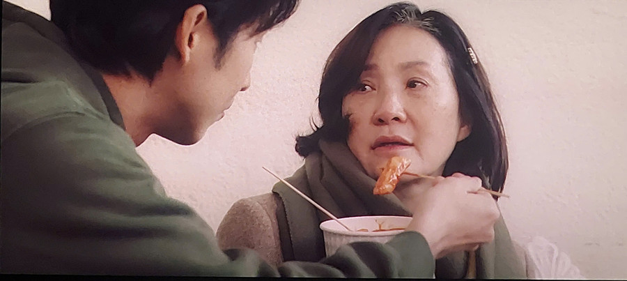 Bộ phim 'Mang mẹ đi bỏ' đem đến một câu chuyện về gia đình tưởng rất riêng mà lại rất chung. Ảnh chụp từ phim: HA.