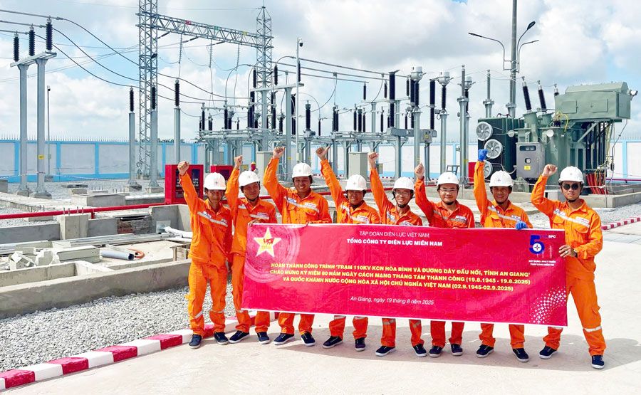 Công nhân Xí nghiệp Cao thế An Giang vui mừng vì công trình TBA 110kV KCN Hòa Bình hoàn thành đúng dịp cả nước chào mừng 80 năm Cách mạng tháng Tám thành công và Quốc khánh 2.9. Ảnh: EVNSPC