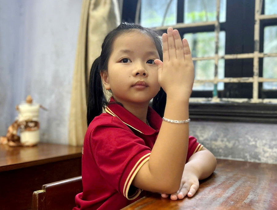 Học sinh chăm chú giơ tay phát biểu, mạnh dạn thể hiện sự tự tin. 11.jpg