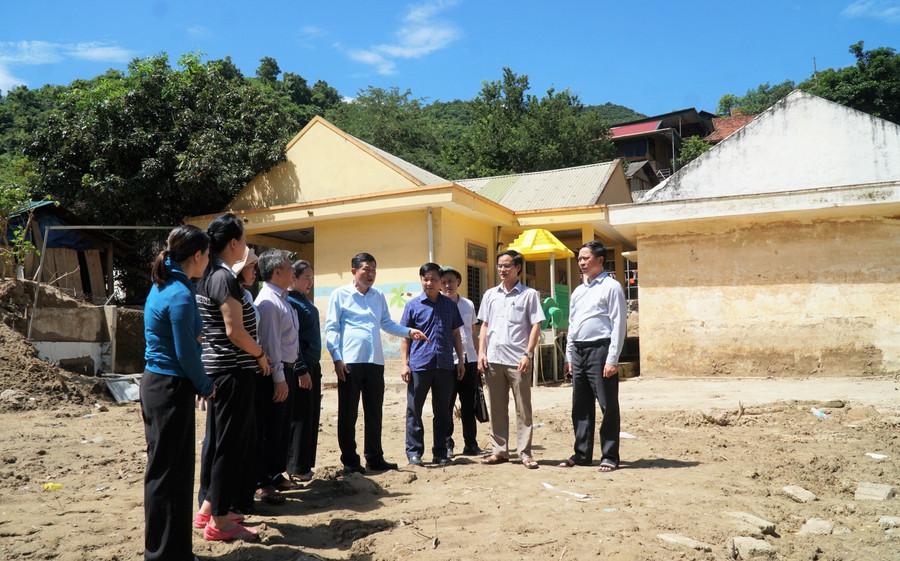 Đoàn công tác sở GD&ĐT chỉ đạo công tác khắc phục, tu sửa cơ sở vật chất điểm bản Bình Sơn 1, Trường Mầm non Tà Cạ (Mường Xén, Nghệ An).