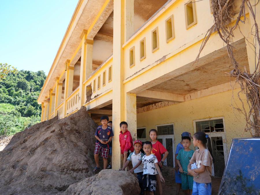 Học sinh Trường Phổ thông DTBT Tiểu học Mỹ Lý 2 bên ngôi trường đã không thể dạy học được nữa. bao-dam-an-toan-truong-hoc-sau-lu-1.jpg