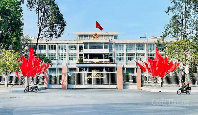 Trụ sở UBND TP. Cần Thơ được trang trí cờ rực đỏ.