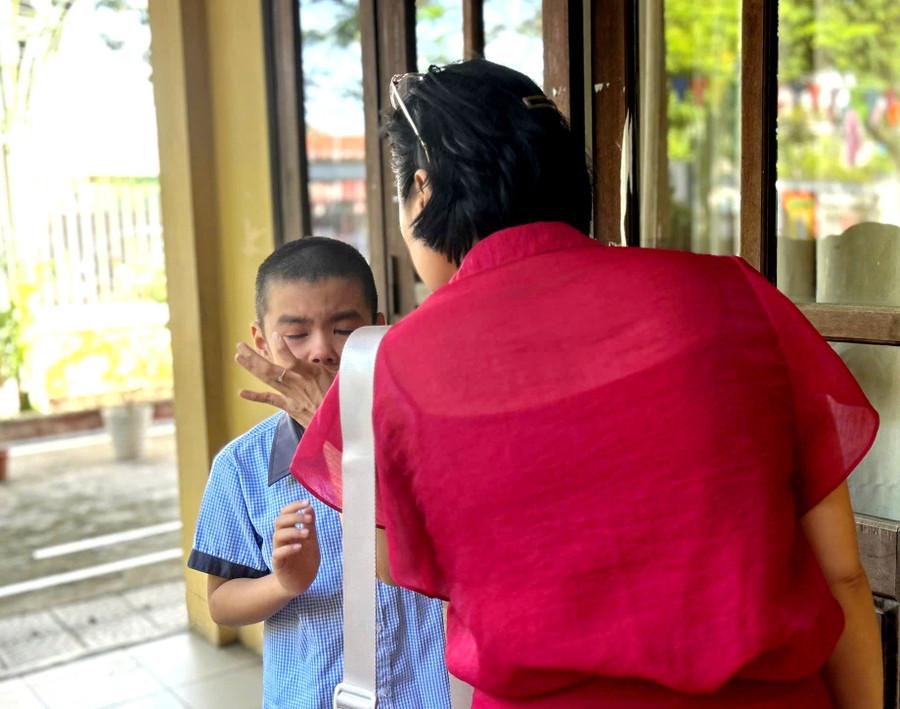 Một cậu bé òa khóc khi phải rời tay cha mẹ. 2.jpg