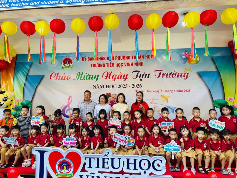 Nhà giáo Nguyễn Ngọc Minh Trang, Hiệu trưởng Trường Tiểu học Vĩnh Ninh cho hay: “Chúng tôi sẽ tận tâm giảng dạy, chăm sóc học sinh phát triển toàn diện tâm - trí - lực trong năm học đầu tiên cuộc đời". 13.jpg