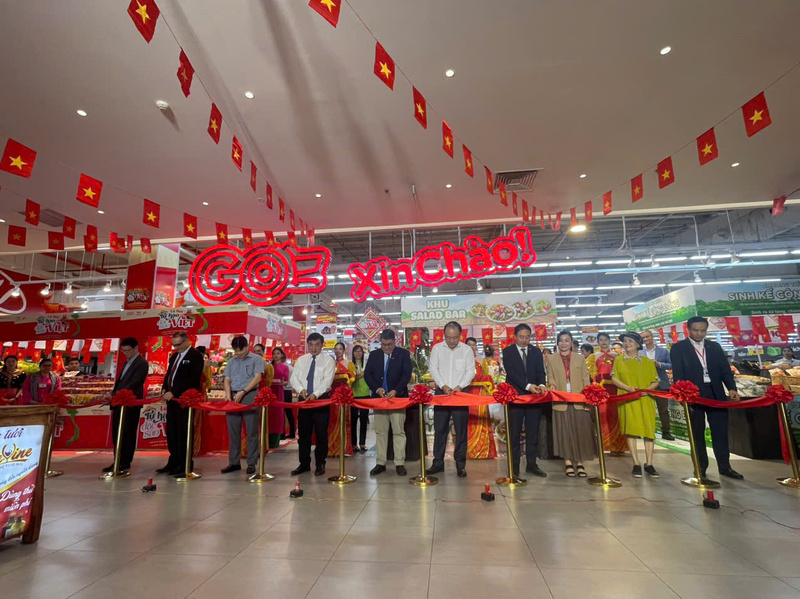 Các đại biểu căt băng khái mạc Lễ hội Tự hào đặc sản Việt Nam 2025. Ảnh: Nguyễn Hạnh