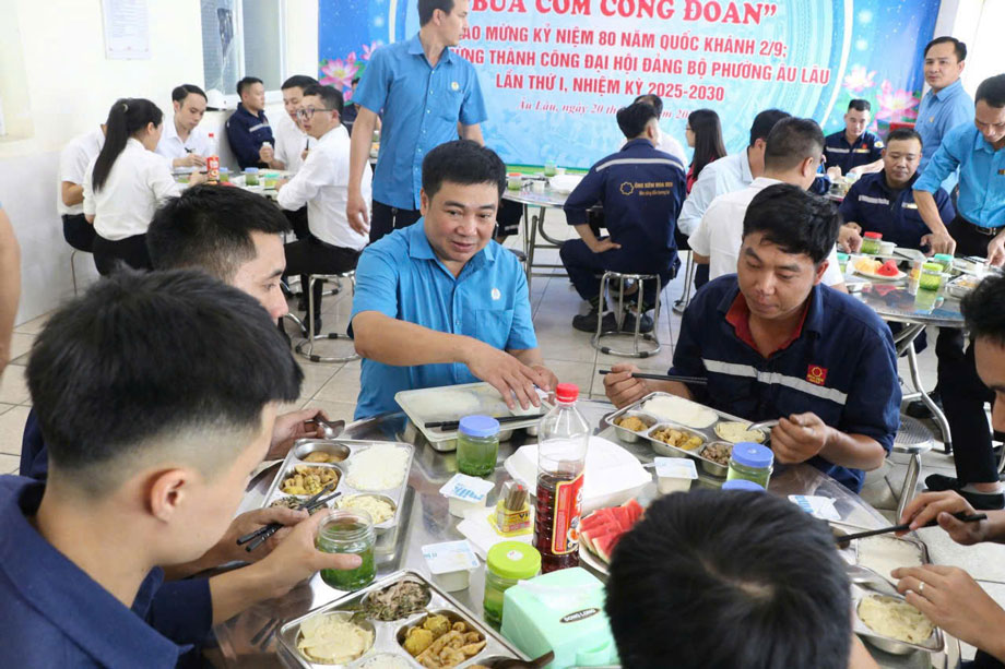 Ông Phan Huy Cường, Phó chủ tịch Liên đoàn Lao động tỉnh Lào Cai dự bữa cơm công đoàn cùng người lao động. Ảnh: Bảo Nguyên