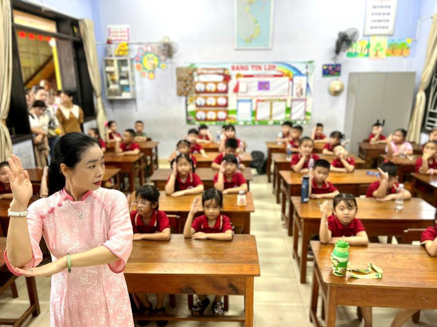 Trong tiết sinh hoạt đầu tiên, cô giáo cùng học sinh chơi trò vận động. 10.jpg