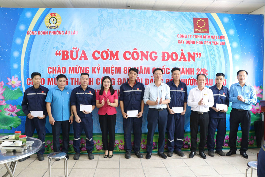 Tặng quà cho đoàn viên có hoàn cảnh khó khăn